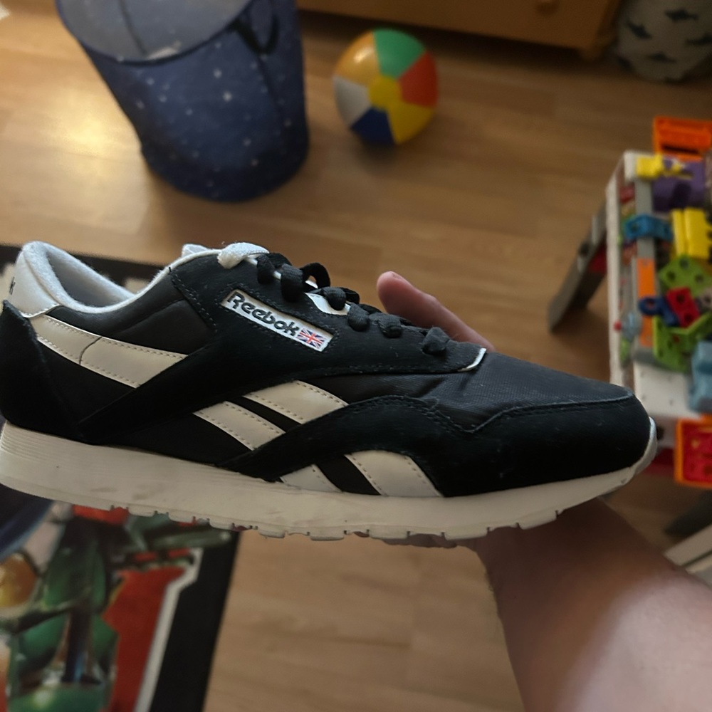 brand new reebok classic tennis shoes size 9 - Picture 2 of 2